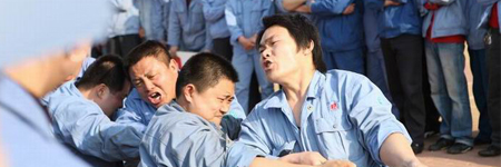 2009年尊龙凯时人生就是博集团举行第一届拔河比赛